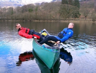 Le costará volcar una canoa